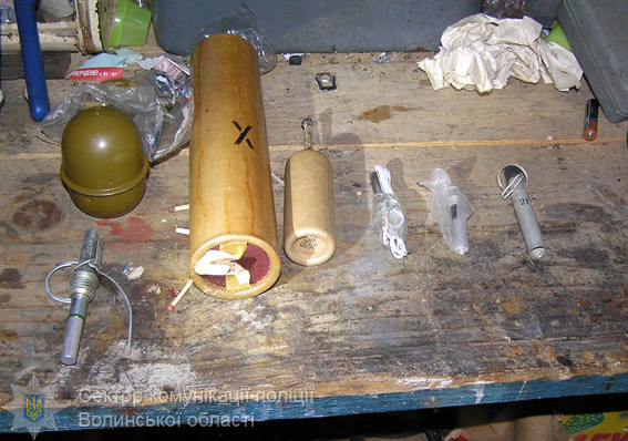 В Волынской области у мужчины изъяли оружие, взрывчатку и наркотики