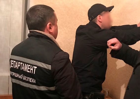 В Кировоградской области сотрудника полиции поймали на передаче наркотиков арестованному