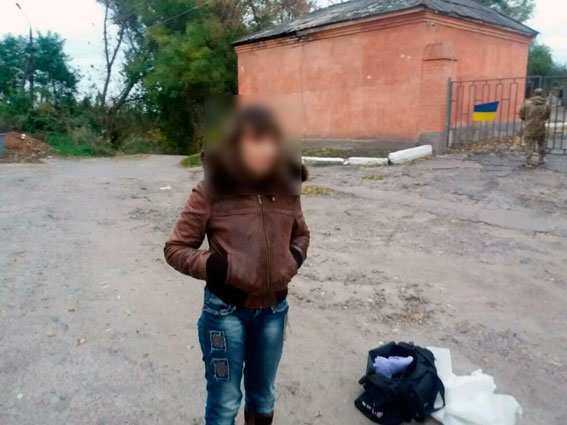 У Харківській області поліція затримала жінку при спробі збуту зброї