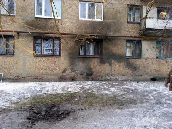 Артобстрел Светлодарска: повреждена многоэтажка и авто полиции