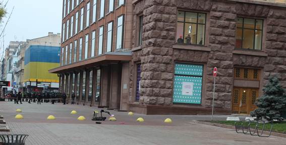 Поліція за допомогою робота знешкодила невідомий предмет в центрі Києва