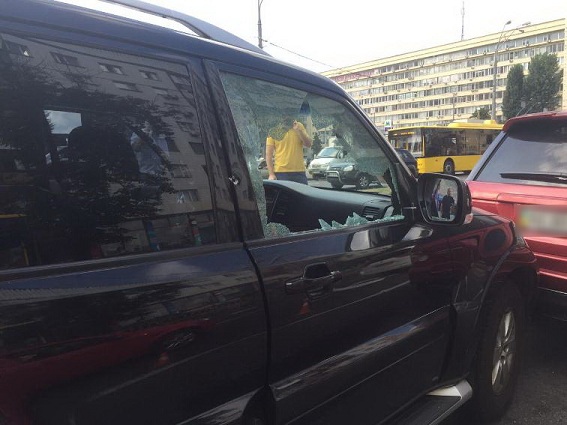 невідомі розстріляли автомобіль