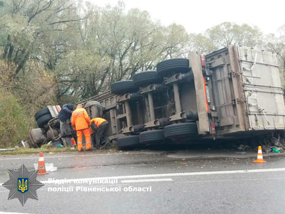 У Рівненській області перекинулася вантажівка з сміттям зі Львова