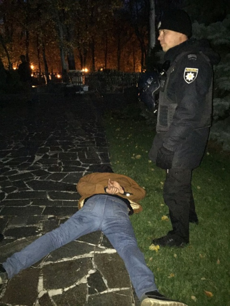 Унаслідок штовханини під Радою постраждав поліцейський, є затриманий