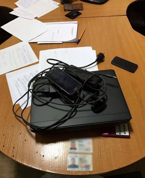 В Одессе на взятке от переселенки задержали действующих и экс-правоохранителей