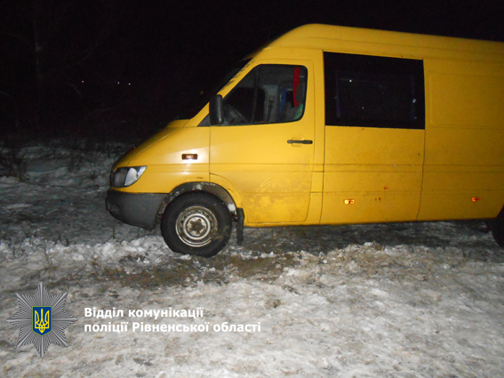 В Ровенской области микроавтобус опрокинулся в кювет, 4 пострадавших