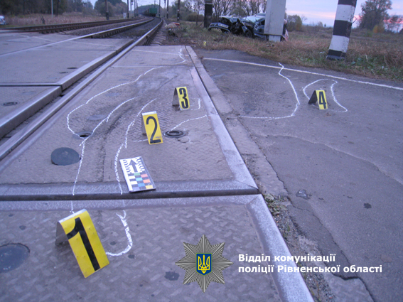 В Ровенской области автомобиль столкнулся с поездом