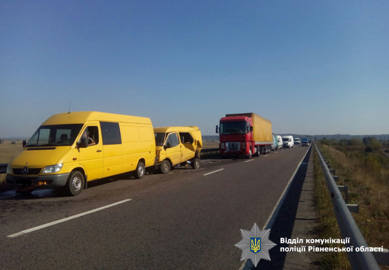 У Рівненській області через туман зіткнулися сім авто