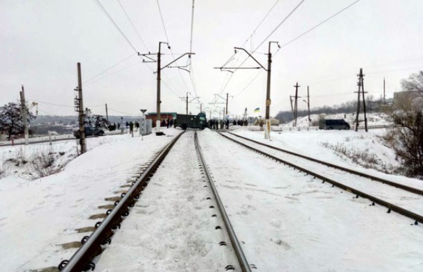 Близько 50 озброєних осіб перекрили залізничний переїзд у Донецькій області