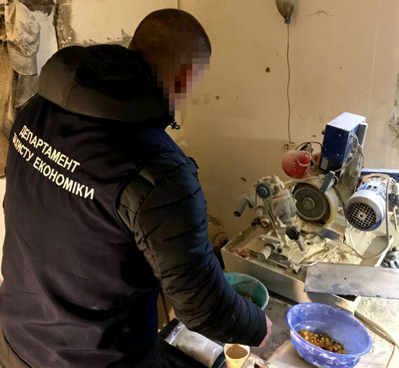 В Житомирской области полиция ликвидировала цех по обработке янтаря