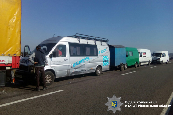 У Рівненській області через туман зіткнулися сім авто