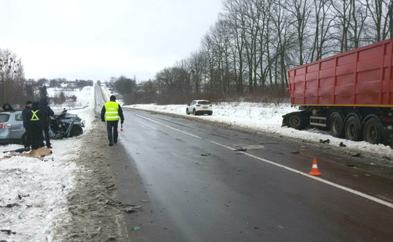 У Рівненській області в ДТП з вантажівкою загинули іноземець та дитина