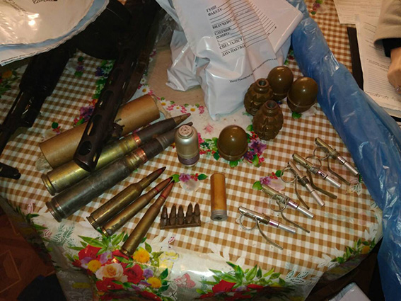 У Черкаській області правоохоронці вилучили у місцевого жителя арсенал зброї