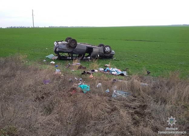У Запорізькій області на автодорозі перекинувся автомобіль, є загибла
