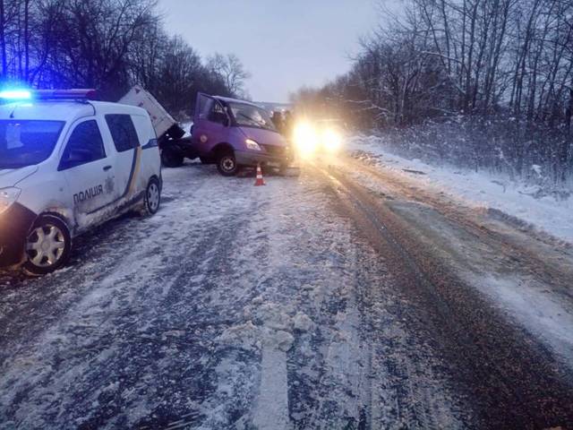 У Львівській області пасажирський автобус зіткнувся з автомобілем, є постраждалі