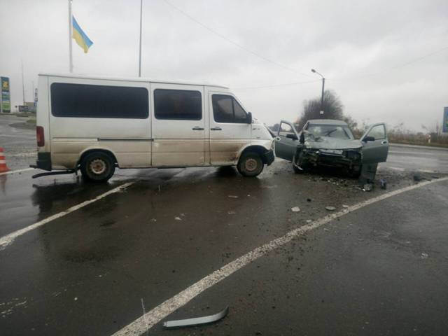 Під Дрогобичем зіткнулися мікроавтобус і легкове авто, є постраждалі