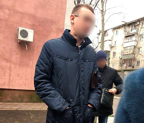 В Одессе задержали полицейских, которые похитили 120 тысяч долларов