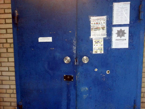 Артобстрел Светлодарска: повреждена многоэтажка и авто полиции