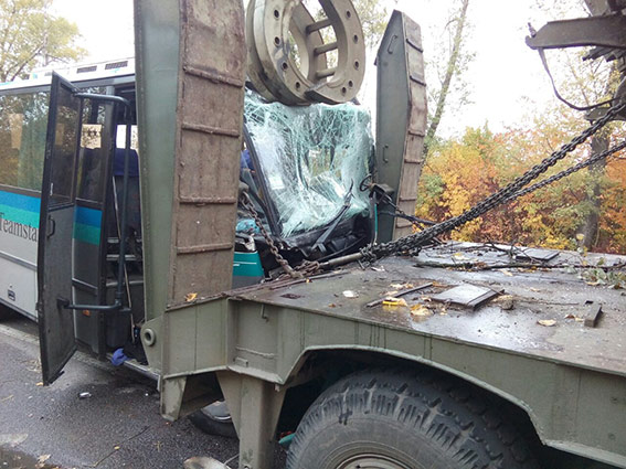У Вінницькій області пасажирський автобус зіткнувся з військовим тягачем, 11 поранених
