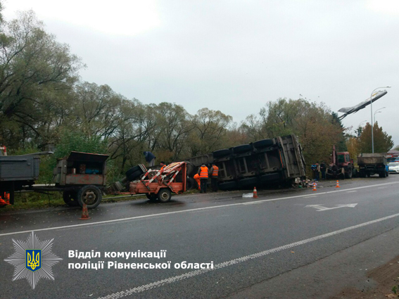 У Рівненській області перекинулася вантажівка з сміттям зі Львова