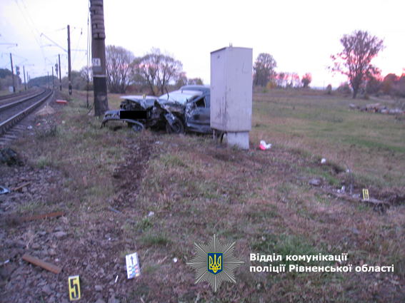 В Ровенской области автомобиль столкнулся с поездом