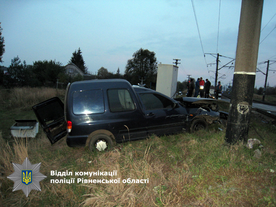 В Ровенской области автомобиль столкнулся с поездом