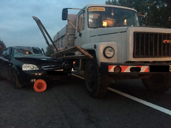 у Львівській області автомобіль наїхав на комунальників 2