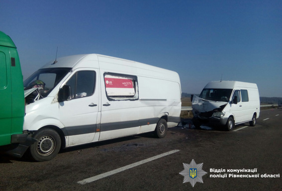 У Рівненській області через туман зіткнулися сім авто