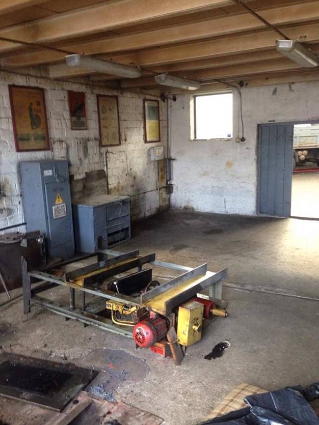 В Киеве на предприятии мужчину придавило металлической конструкцией