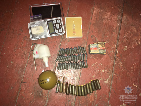 В Каменском у местного жителя изъяли оружие и наркотики