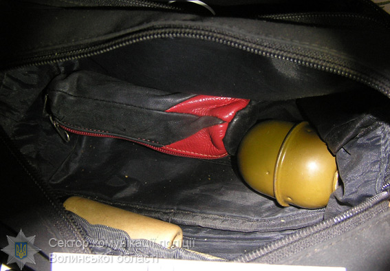 В Волынской области у мужчины изъяли оружие, взрывчатку и наркотики