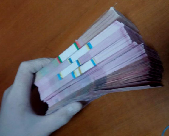 В Кировоградской области задержали чиновников РГА на взятке 150 тысяч гривен
