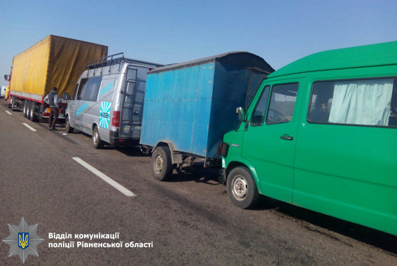 У Рівненській області через туман зіткнулися сім авто