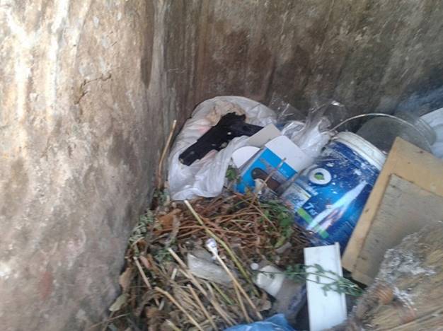 Фото: після пограбування злочинці вібросили зброю і втекли у дворах пограбування, зброя