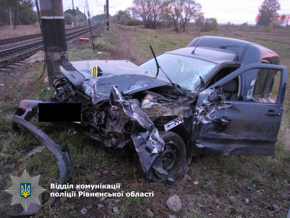 В Ровенской области автомобиль столкнулся с поездом