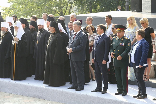 Порошенко і члени Кабміну на урочистих заходах УПЦ КП