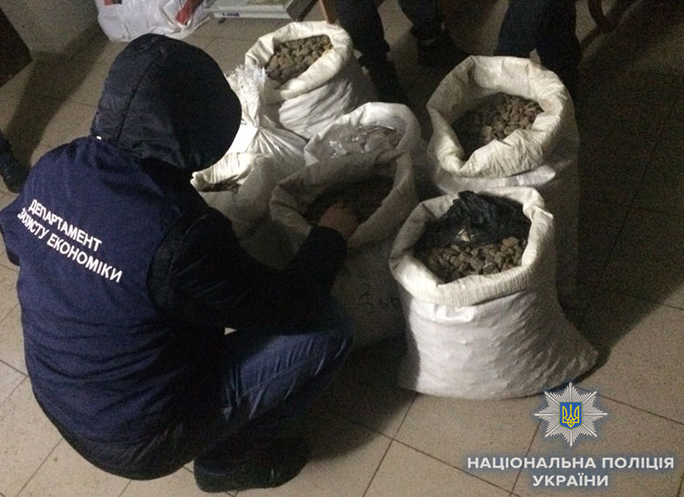 У Рівному поліція вилучила майже 140 кг бурштину