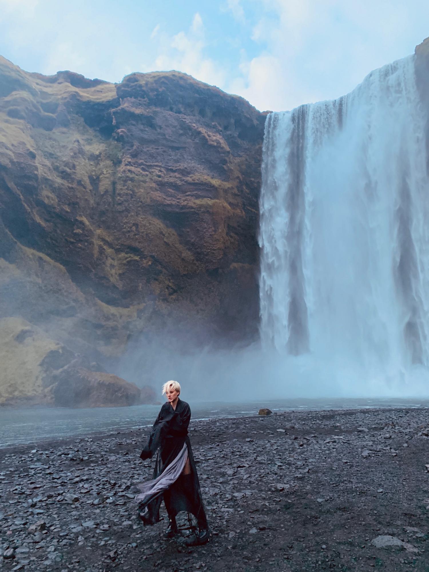 Переборов опыт тяжелых отношений: экс-подопечная Натальи Могилевской выпустила дебютный клип