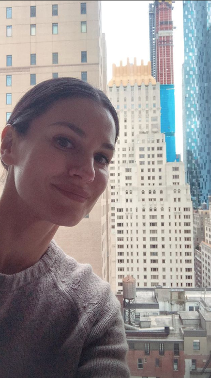 Маша Ефросинина покорила стильным нарядом на прогулке в Нью-Йорке