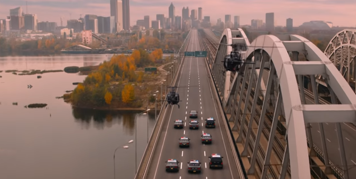 Гонки на Дарницькому мосту: Майлі Сайрус випустила знятий у Києві кліп