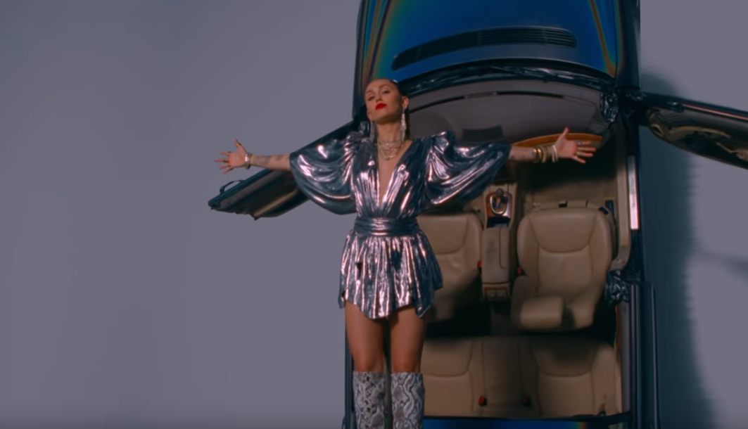 Гонки на Дарницькому мосту: Майлі Сайрус випустила знятий у Києві кліп