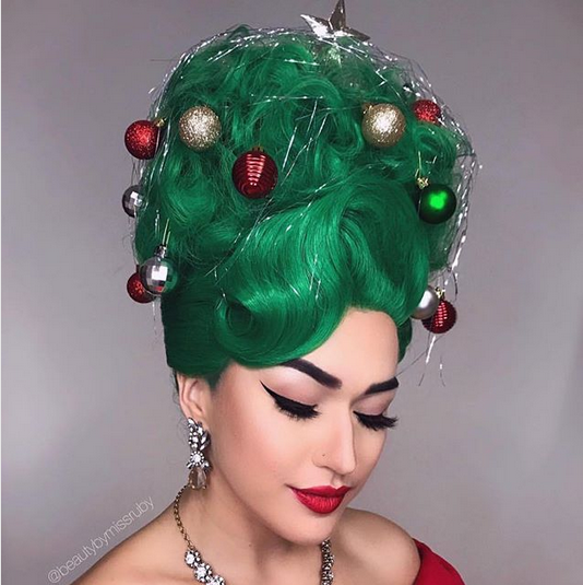 Меховые ногти и елка на голове: сеть покоряют необычные и безумные новогодние бьюти-образы