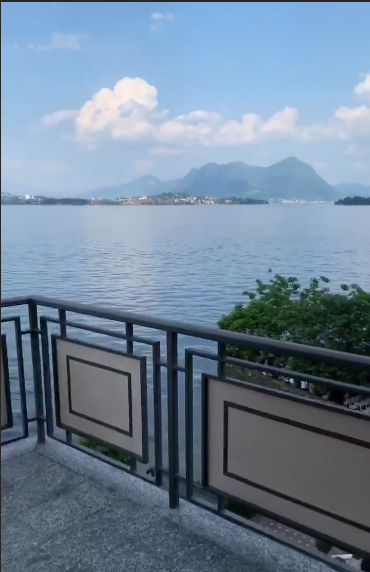 MARUV в "леопардовому" купальнику похвалилася апетитними формами