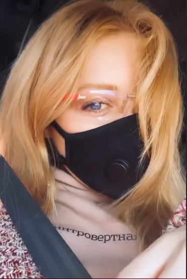 Тина Кароль в облегающем комбинезоне с прозрачным верхом покоряет гибкостью кошки