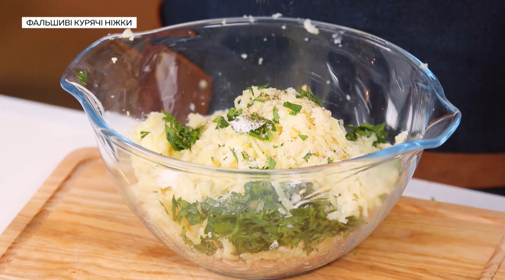 Відомий кулінар поділився спрощеним і бюджетним варіантом легендарної котлети по-київськи