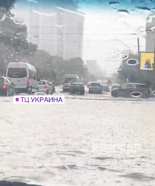 Апокаліпсис у Києві: буря зриває паркани і зносить ресторани (відео)