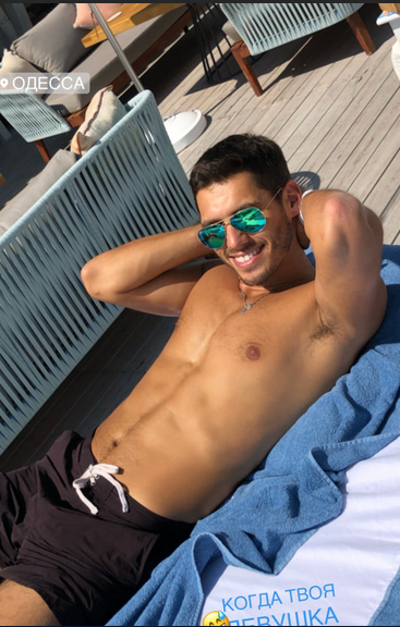 "Коли твоя дівчина папараці": Холостяк 9 повеселився на пляжі з коханою