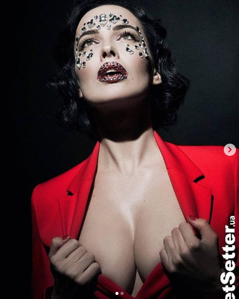 "Фільм жахів "Черниця": Даша Астаф'єва знялася у містичній фотосесії з Потапом