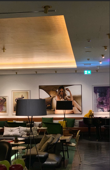 Вера Брежнева показала стройные изгибы в белье на постельном фото