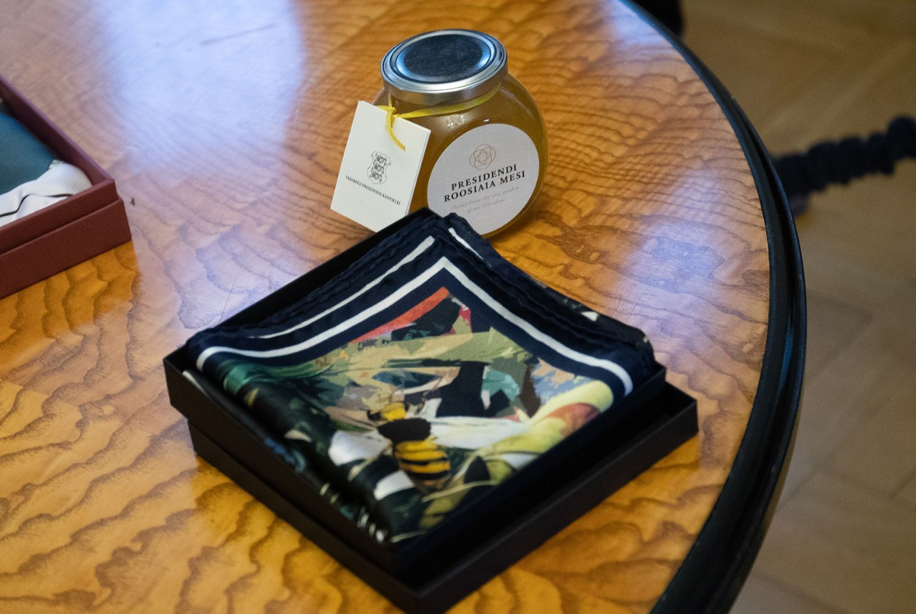 Зеленському в Естонії &quot;підігнали&quot; іменний велосипед: як у &quot;Слузі народу&quot;